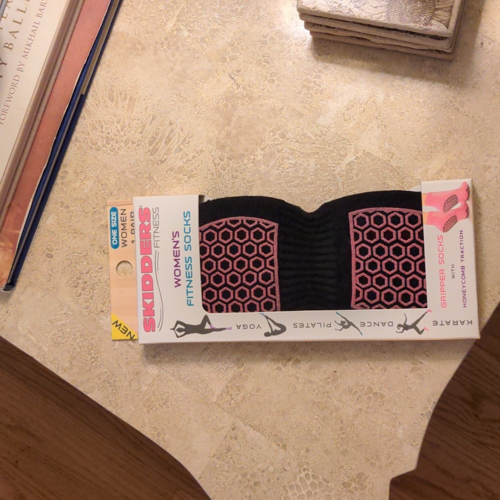 NWT! Skidders Women's Fitness Socks Yoga Pilates Dance Karate Black/Pink Grips